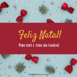 Imagem de cartão de Natal com a mensagem 'Feliz Natal para você e sua família', transmitindo calor, união e o espírito natalino em um cenário festivo